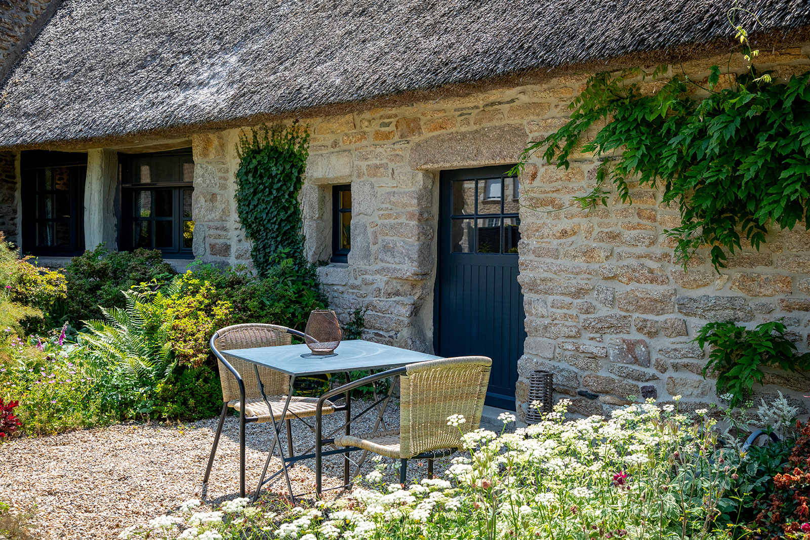 Petite terrasse tranquille devant la cuisine