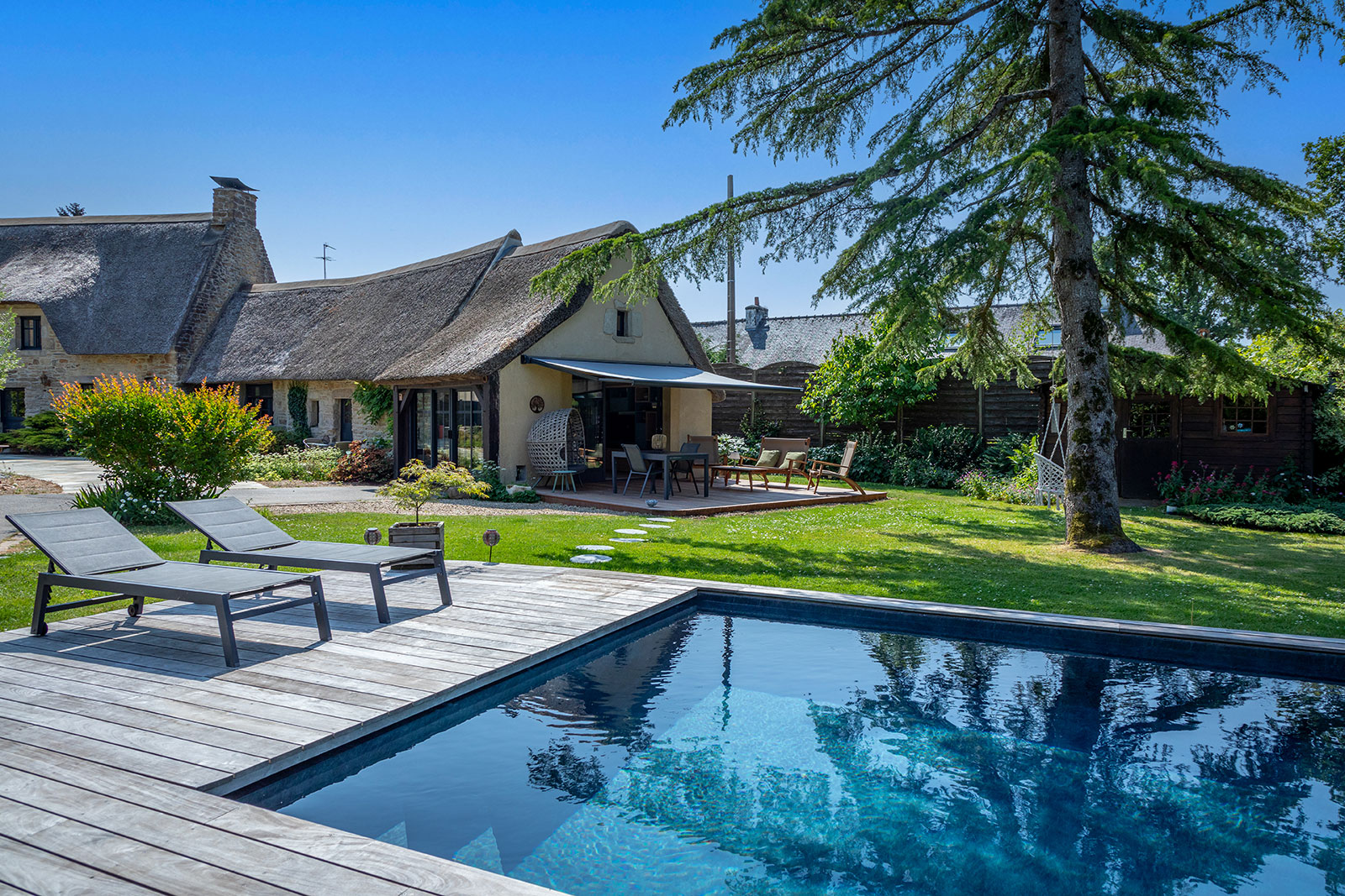 Vue extérieure de la piscine